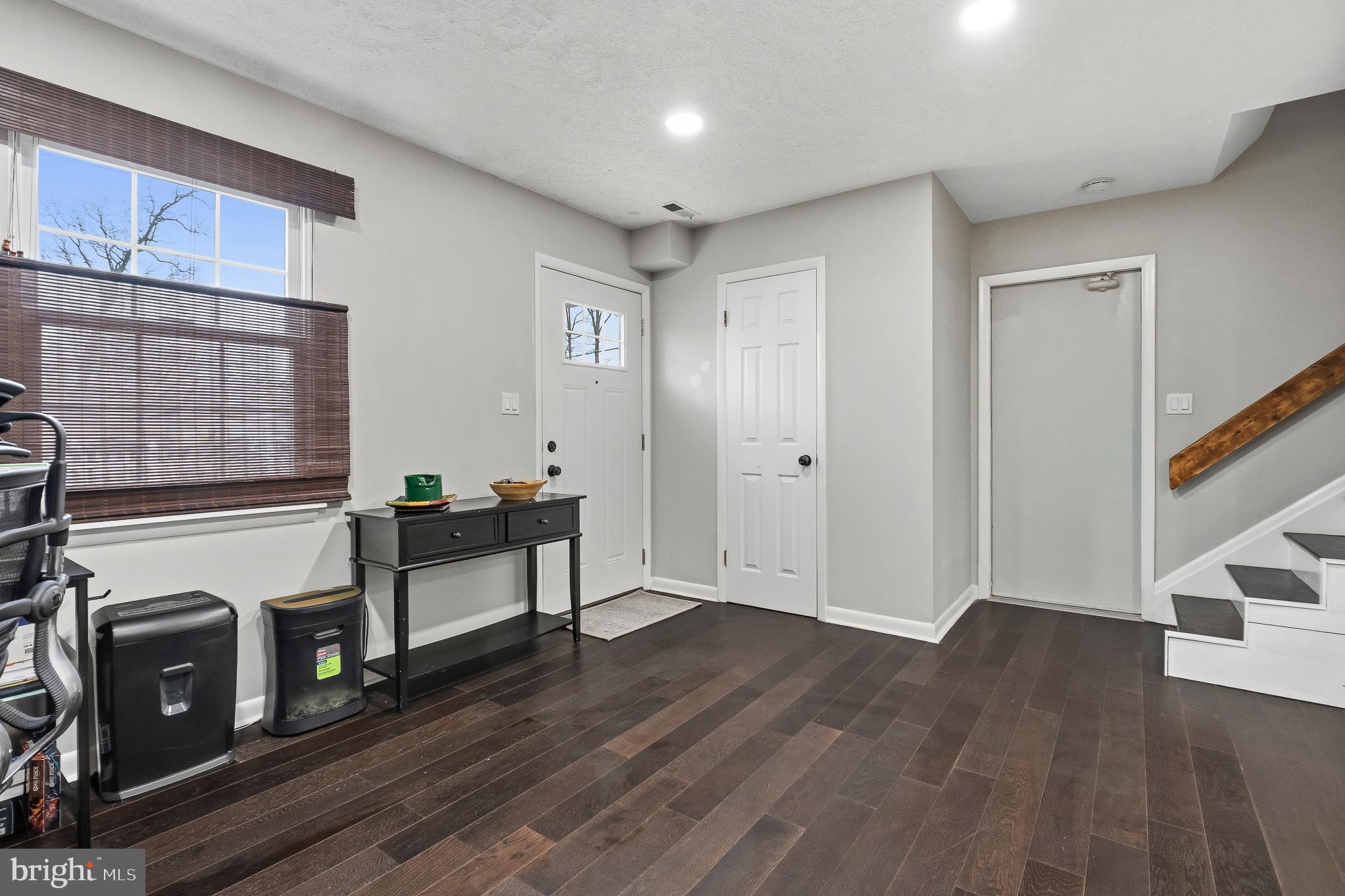 WOODLAND BEACH - Residential