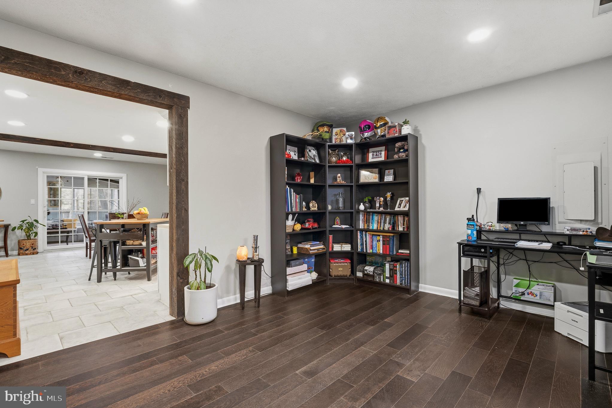 WOODLAND BEACH - Residential