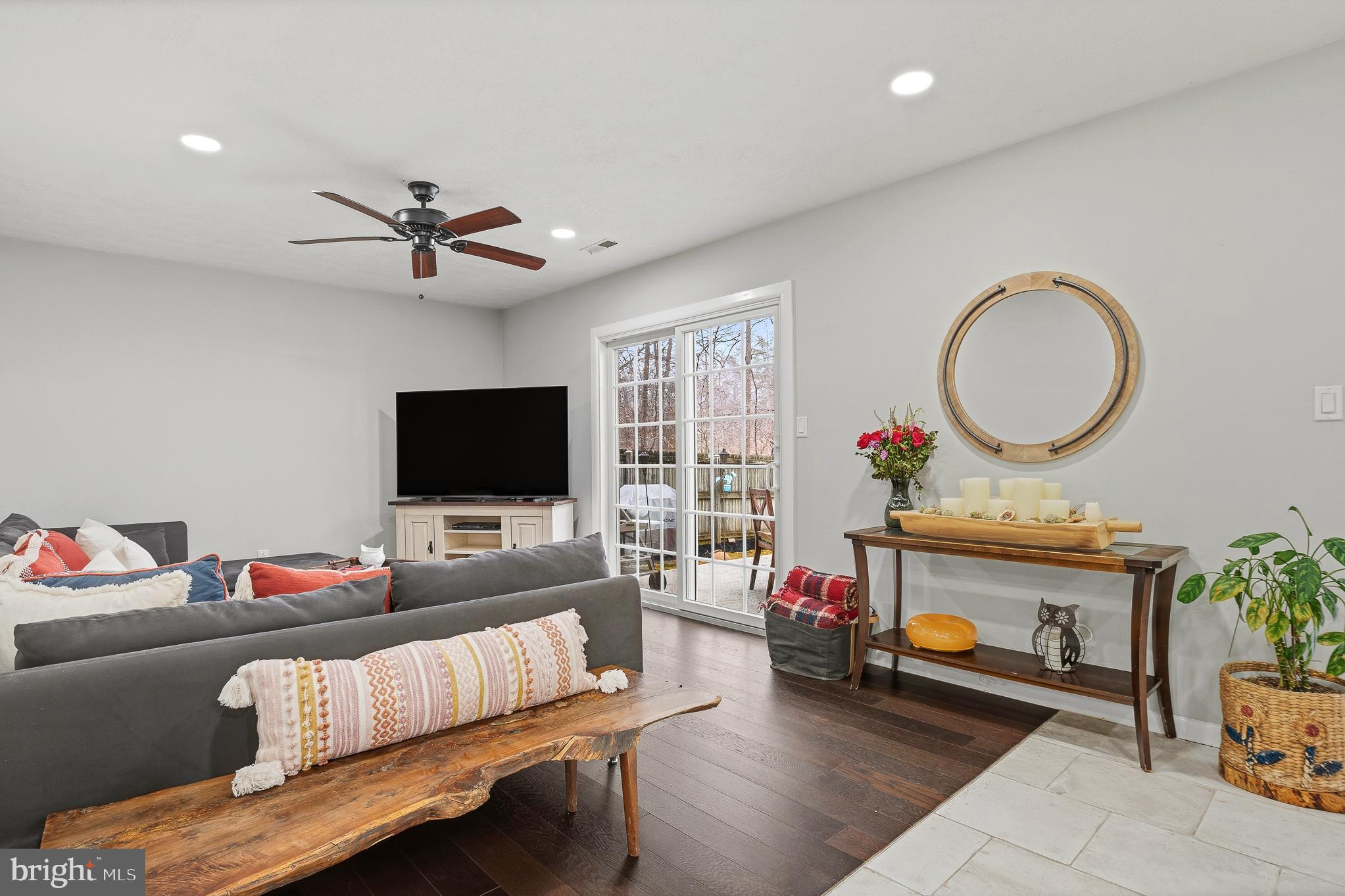 WOODLAND BEACH - Residential