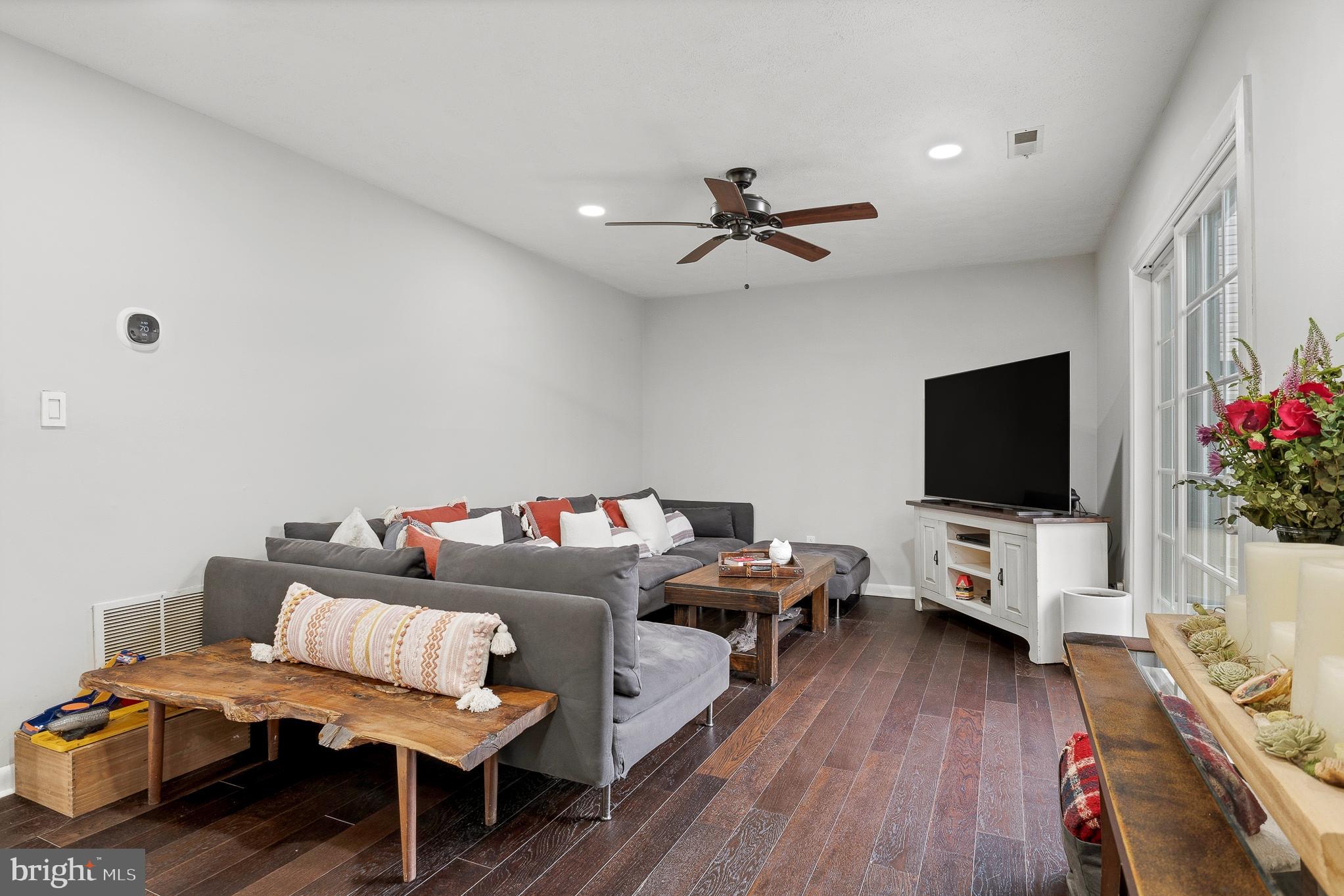 WOODLAND BEACH - Residential