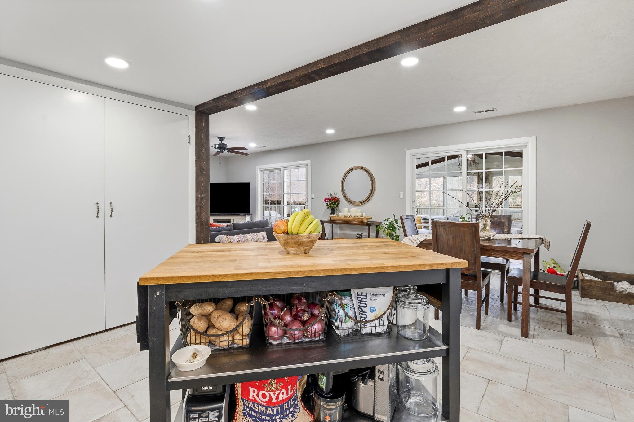 WOODLAND BEACH - Residential