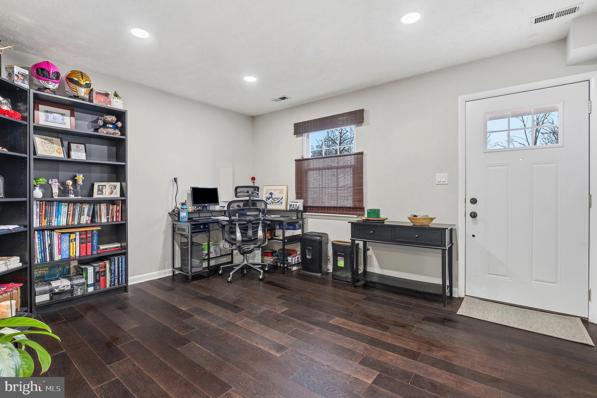 WOODLAND BEACH - Residential