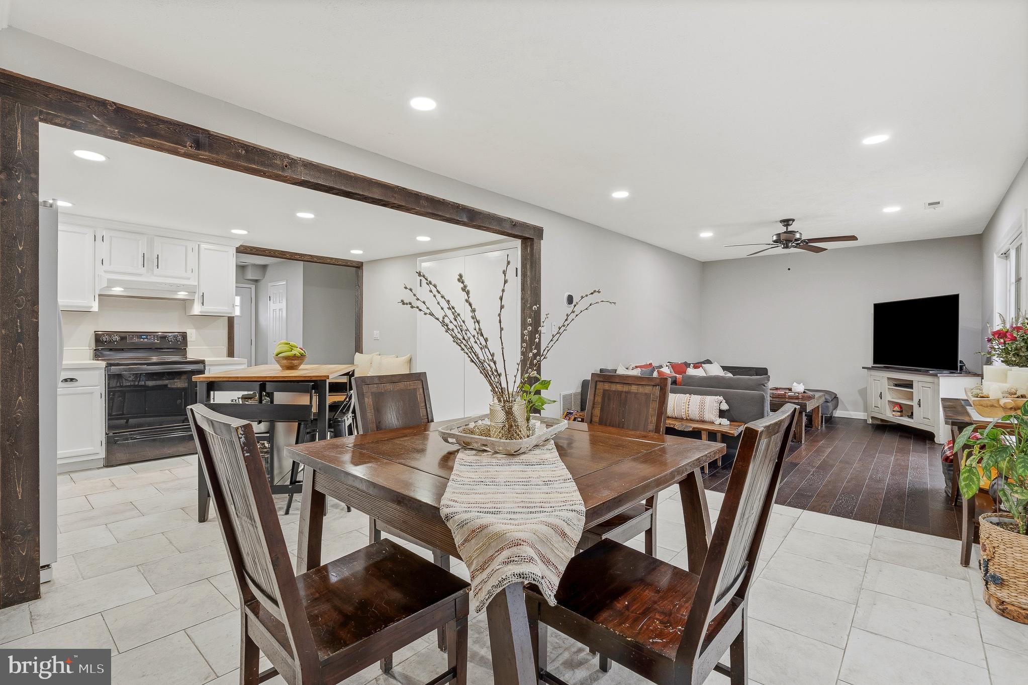 WOODLAND BEACH - Residential