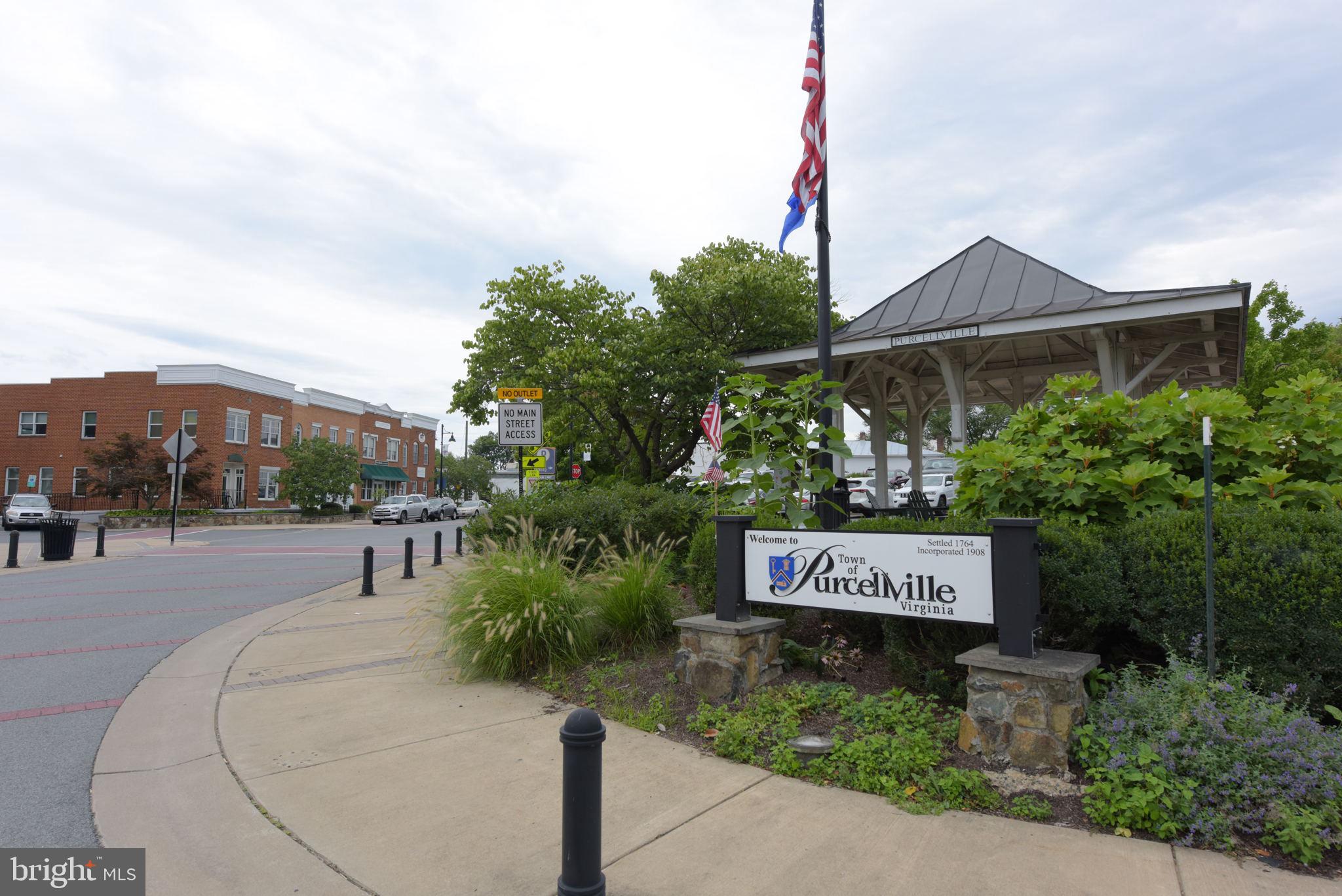 FARMINGTON ON THE GREEN - Residential