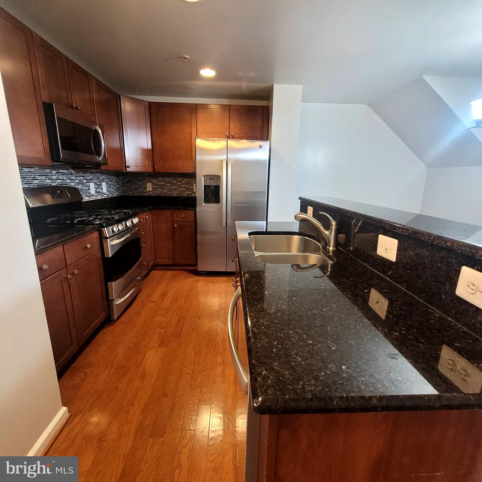 MARKET CENTER - Residential Lease