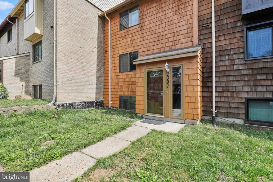 TOWNHOME LOCATED IN COLUMBIA!!!  TONS OF SPACE!!  PARKING, BACK PATIO, FENCED BACK ENTRANCE!!  3 LEVELS!! 4 BEDROOM, 3.5 BATHROOM!! JUST RENOVATED, NEW CARPET, NEW FLOORING, FRESH PAINT!!!  THIS PROPERTY WILL NOT LAST LONG SCHEDULE YOU SHOWING TODAY!!!