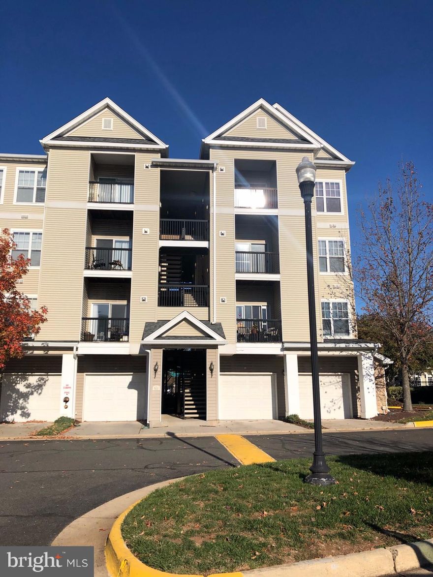 Fantastic 1 bedroom 1 bath unit in great area--Walk-in closet in master-pantry in kitchen-balcony off living room with gas fireplace--Community has it all-5000 sq ft club house-24 hour fitness/cardio center-cyber cafe-pool and lavish courtyard--Walking distance to schools, parks and ride to Vienna metro.