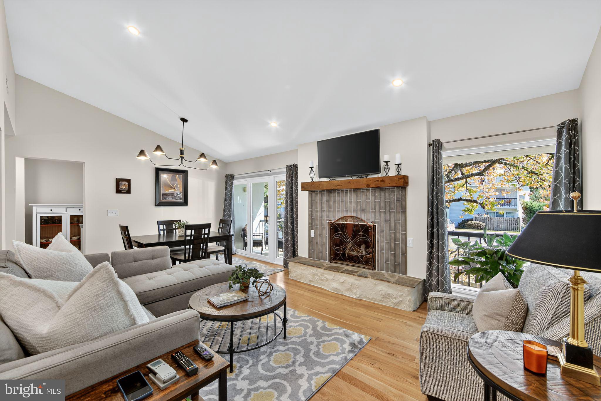 211 E CHELSEA CIRCLE