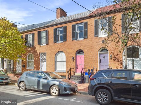Townhouse For Sale - 17 W 3rd Street<br/> FREDERICK, MD 21701