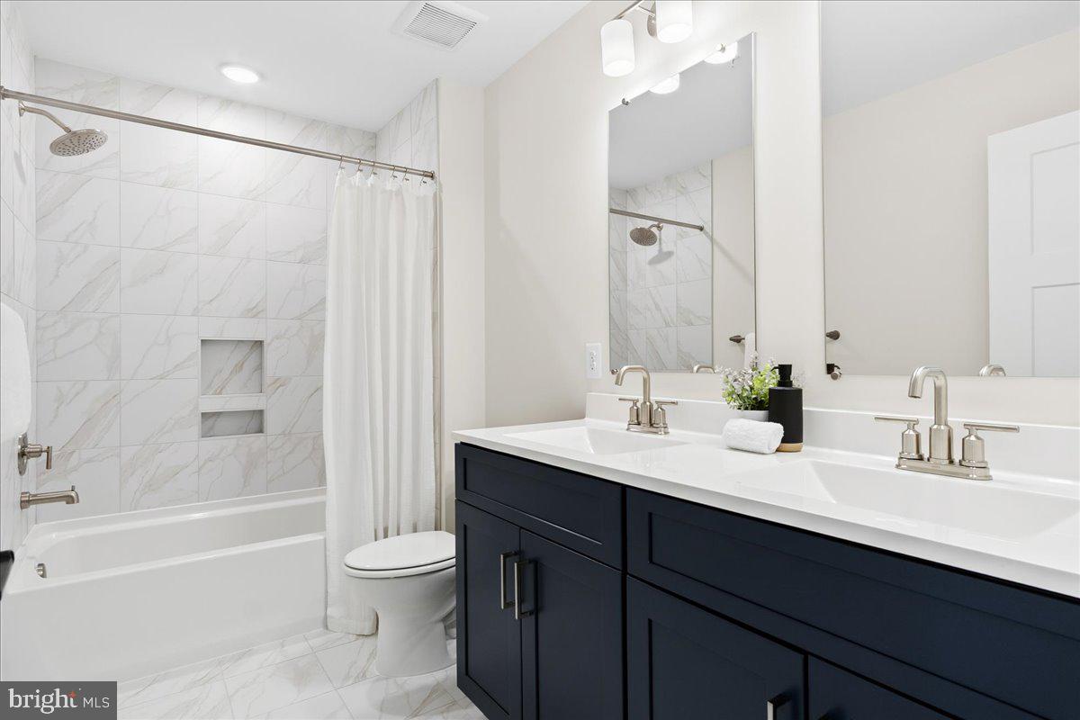 POOLESVILLE - Residential