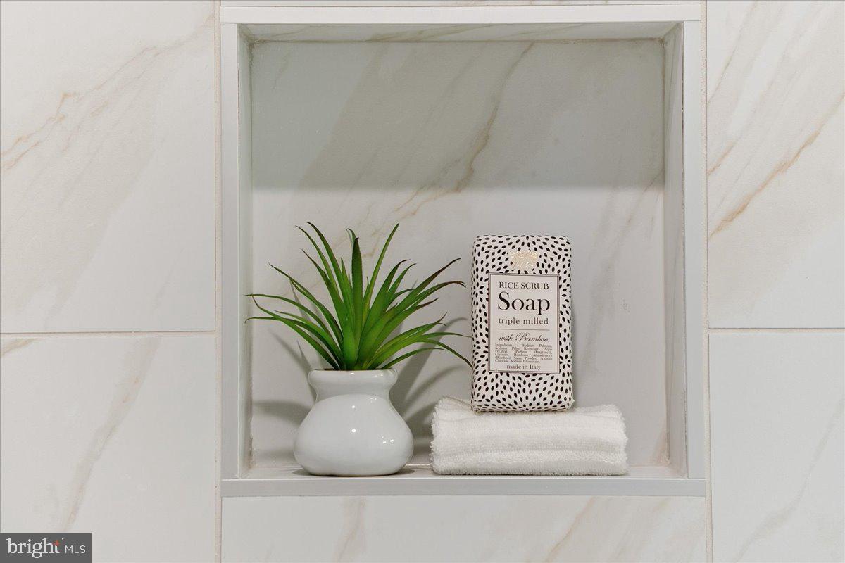 POOLESVILLE - Residential