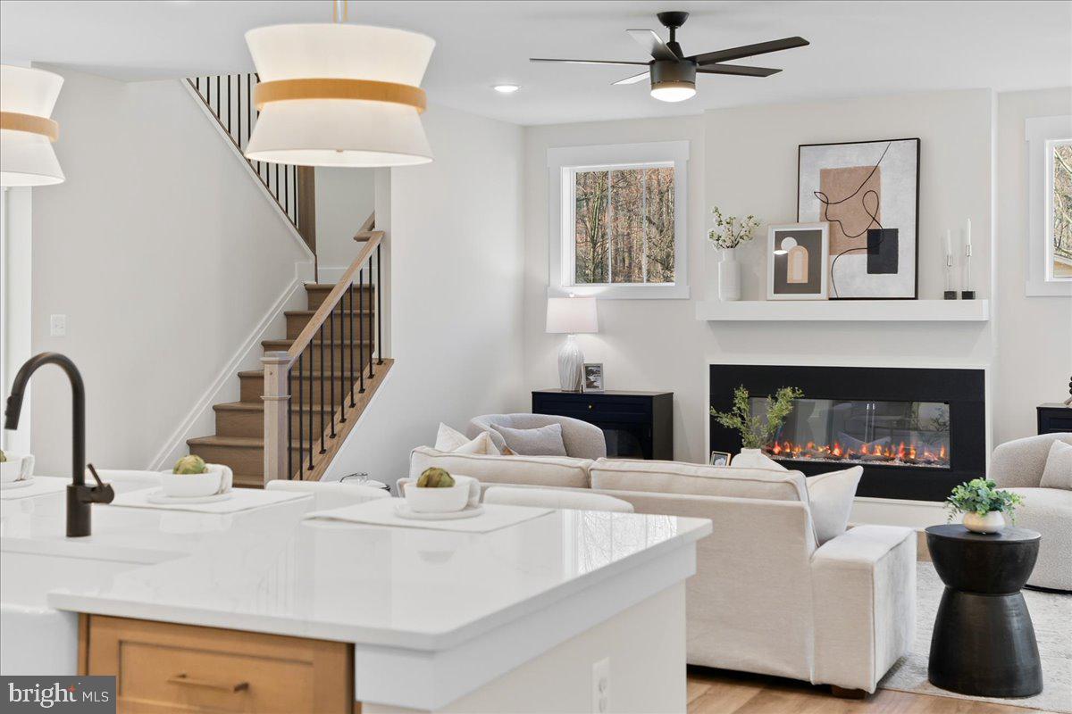 POOLESVILLE - Residential