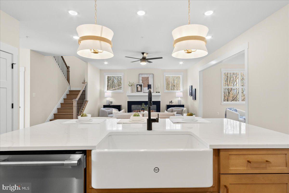 POOLESVILLE - Residential