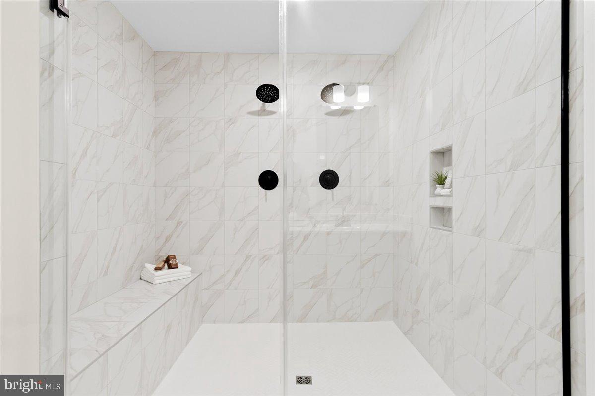 POOLESVILLE - Residential