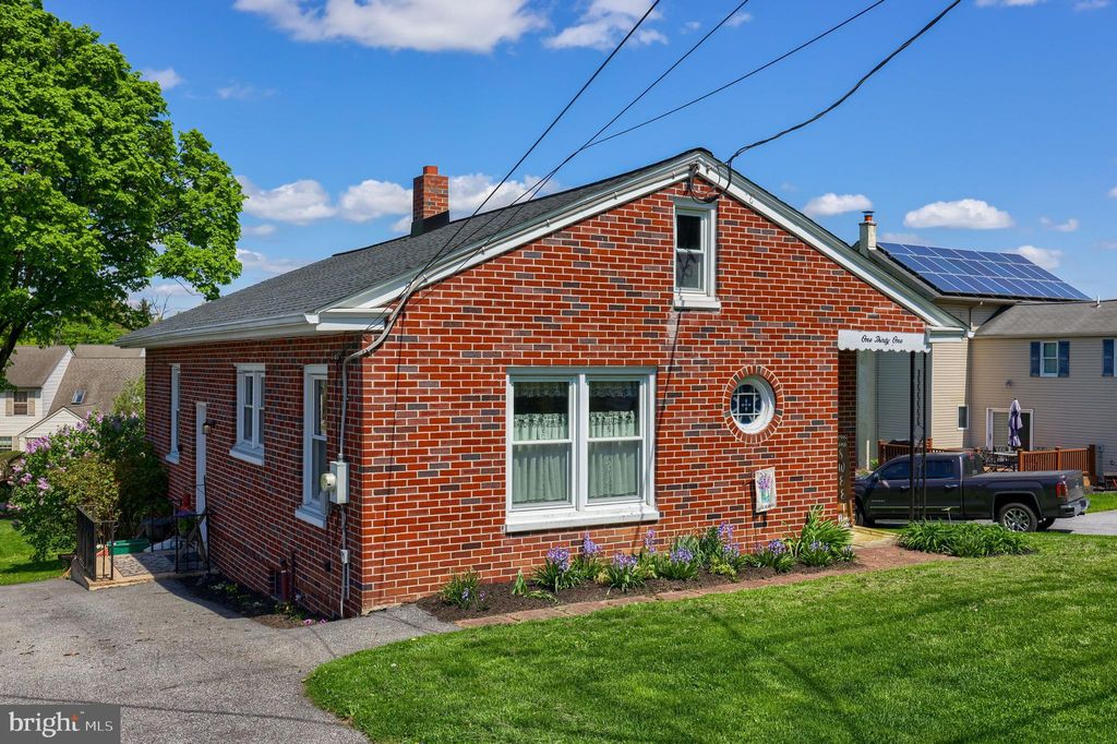 Photo of 131 E NEW ST, MOUNTVILLE, PA 17554 (MLS # PALA2030552)