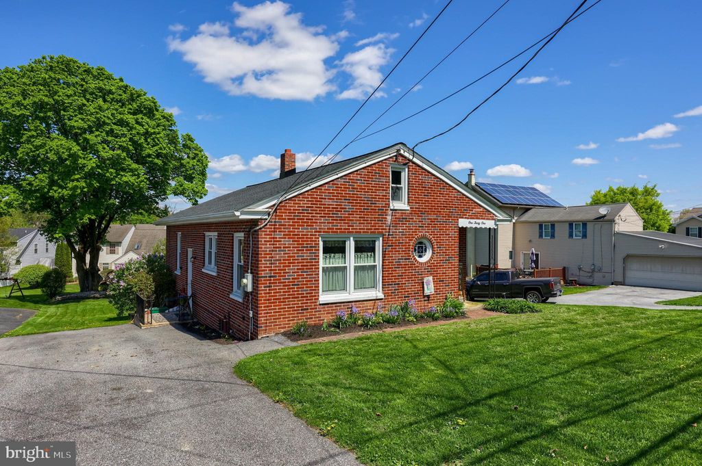 Photo of 131 E NEW ST, MOUNTVILLE, PA 17554 (MLS # PALA2030552)