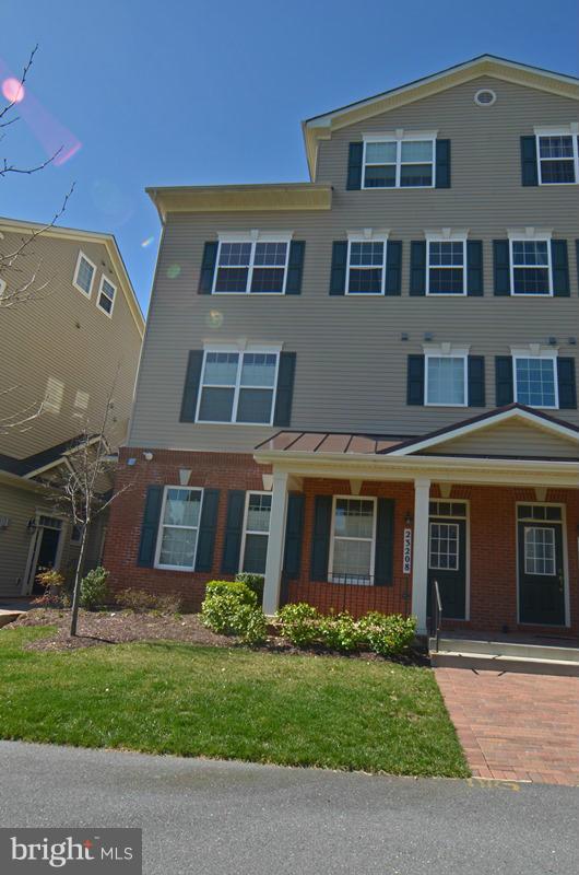 3 BR 2.5 BA Condo-Sale Townhouse w/ Attached 1 car garage. w/w carpet, 2nd floor has MBR w/ MBA & laundry room. 3rd floor has 2 BR, 1 FBA & extra sitting/recreation area. Lots of potential.