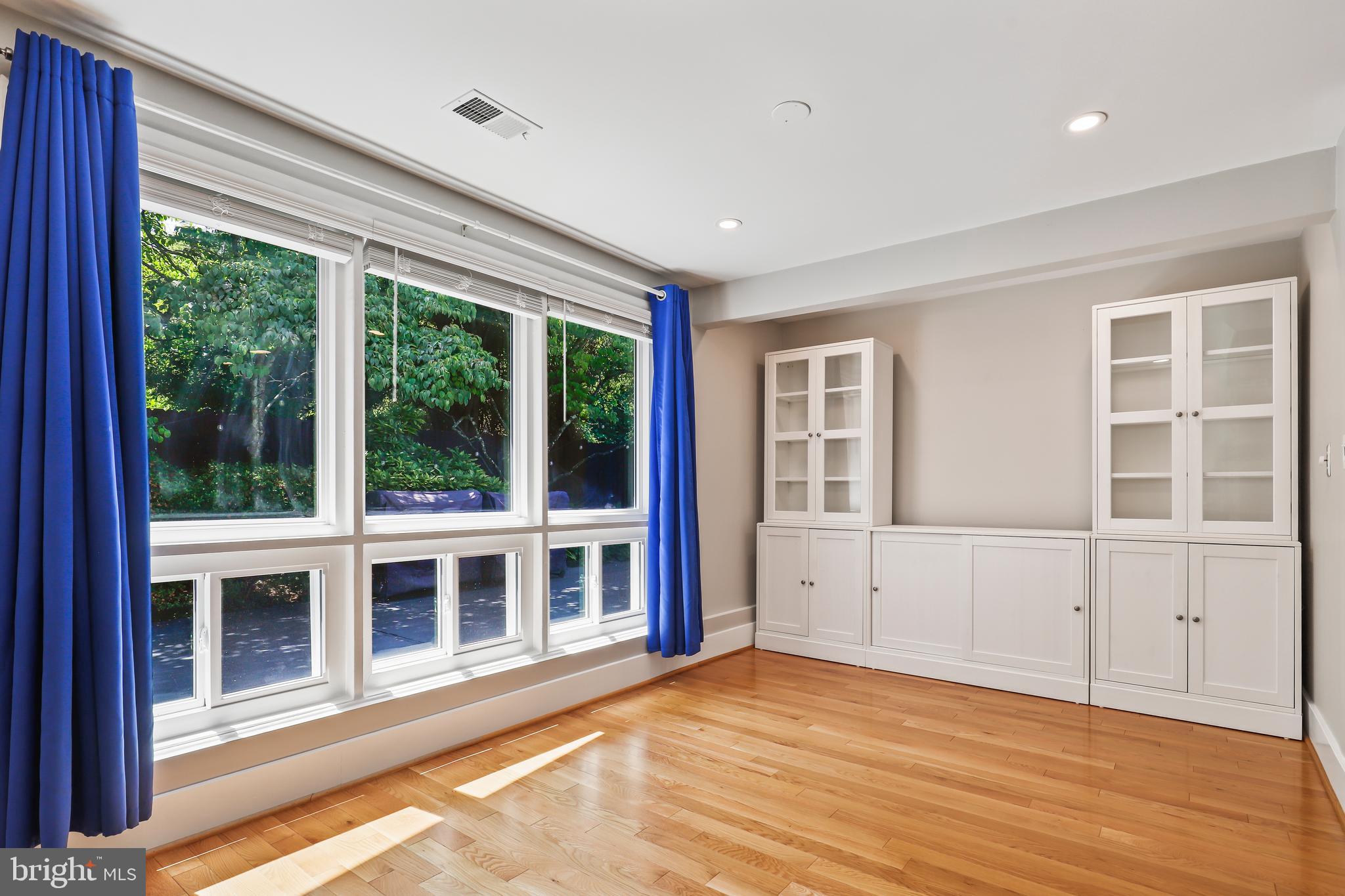 COUNTRY CLUB HILLS - Residential