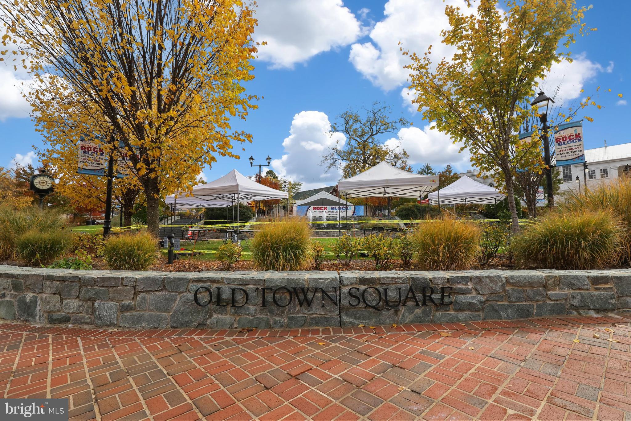 COUNTRY CLUB HILLS - Residential