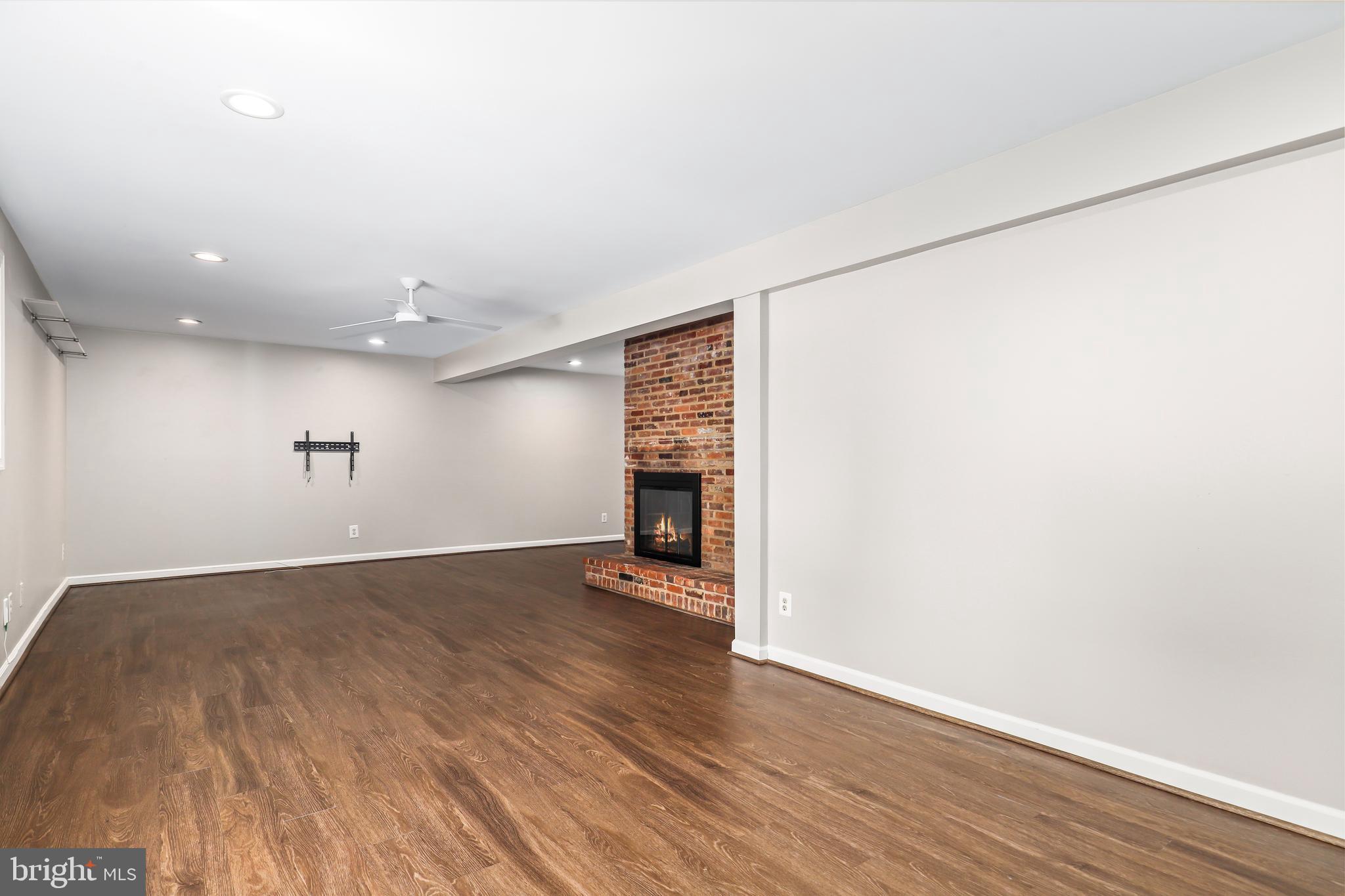 COUNTRY CLUB HILLS - Residential