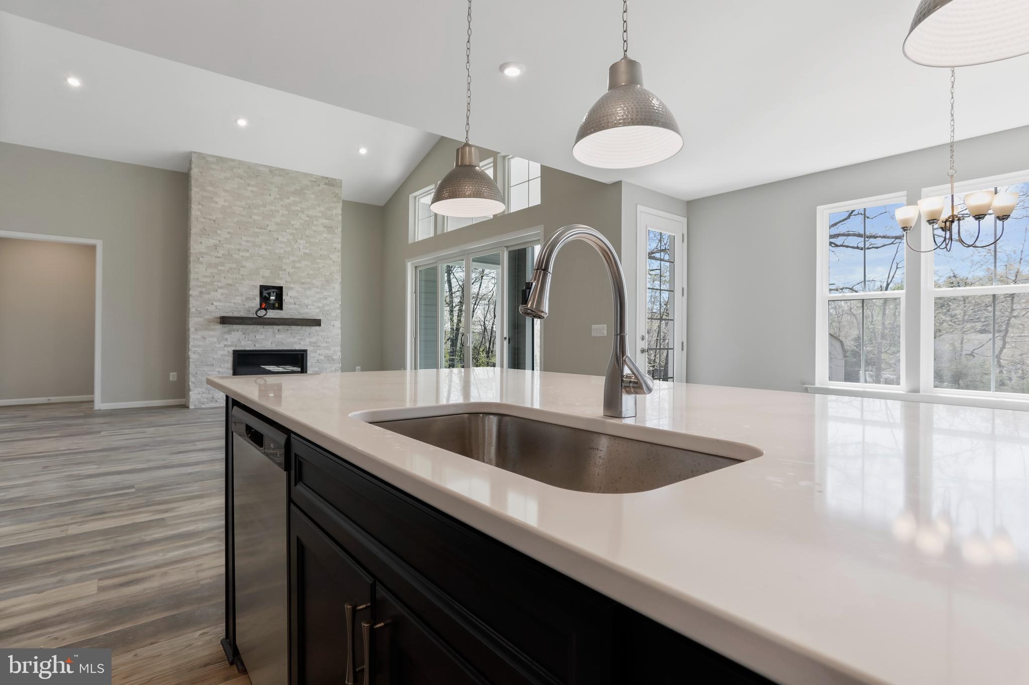 ABRAMS POINTE - Residential