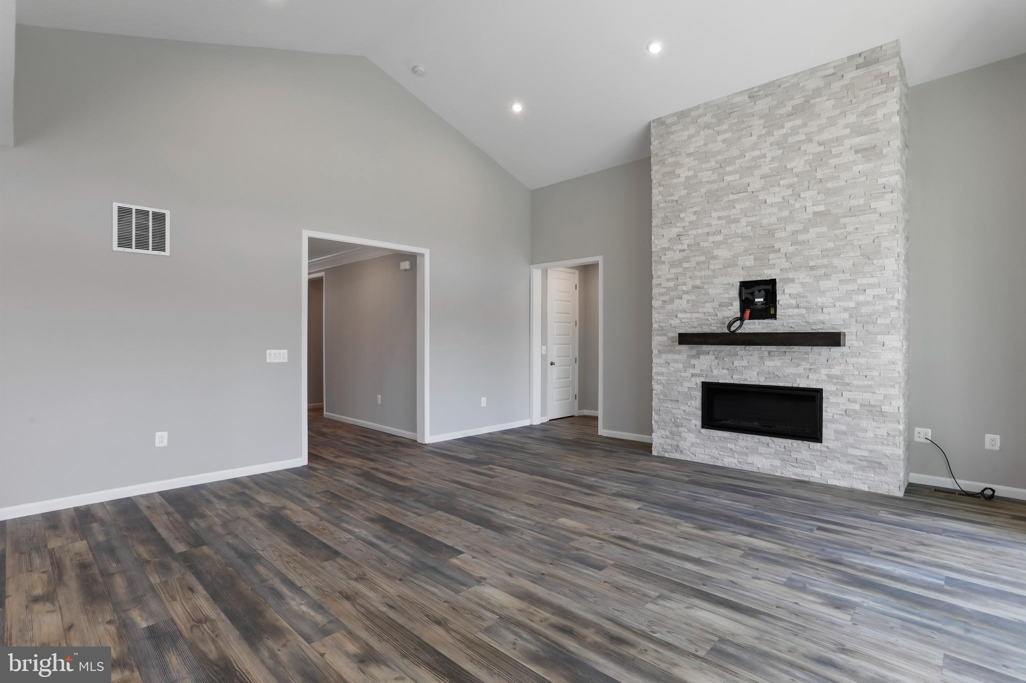 ABRAMS POINTE - Residential