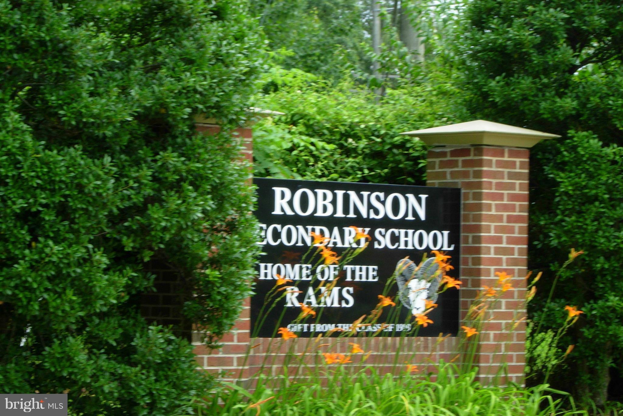 COUNTRY CLUB VIEW - Residential Lease