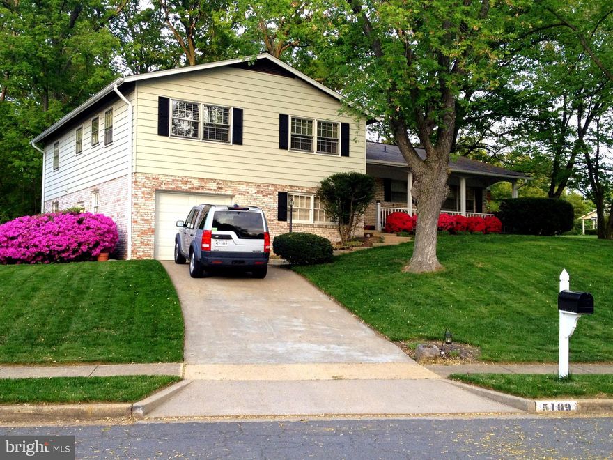VACANT/ LARGE SPLIT LEVEL CORNER HOUSE ON CUL-DE-SAC/RENOVATED KITCHEN AND ALL BATHS/SUNKEN LIVING ROOM/DINING RM/HARDOODS ON MAIN/UL/DEN/OFFICE/STORAGE RM WITH NEW WASHER/DRYER+STUDY+FAMILY RM WITH FP OPENS TO SPACIOUS 2-LEVEL REAR PATIO/SHADE TREES/FENCED YARD/WALK TO OAK VIEW/ROBINSON/GEO MASON U/1.5 MILE TO VRE/MAJOR COMMUTER ROUTES & SHOPPING