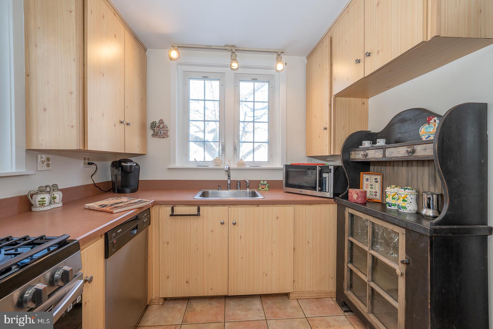 ROSELAWN ISLAND ES - Residential