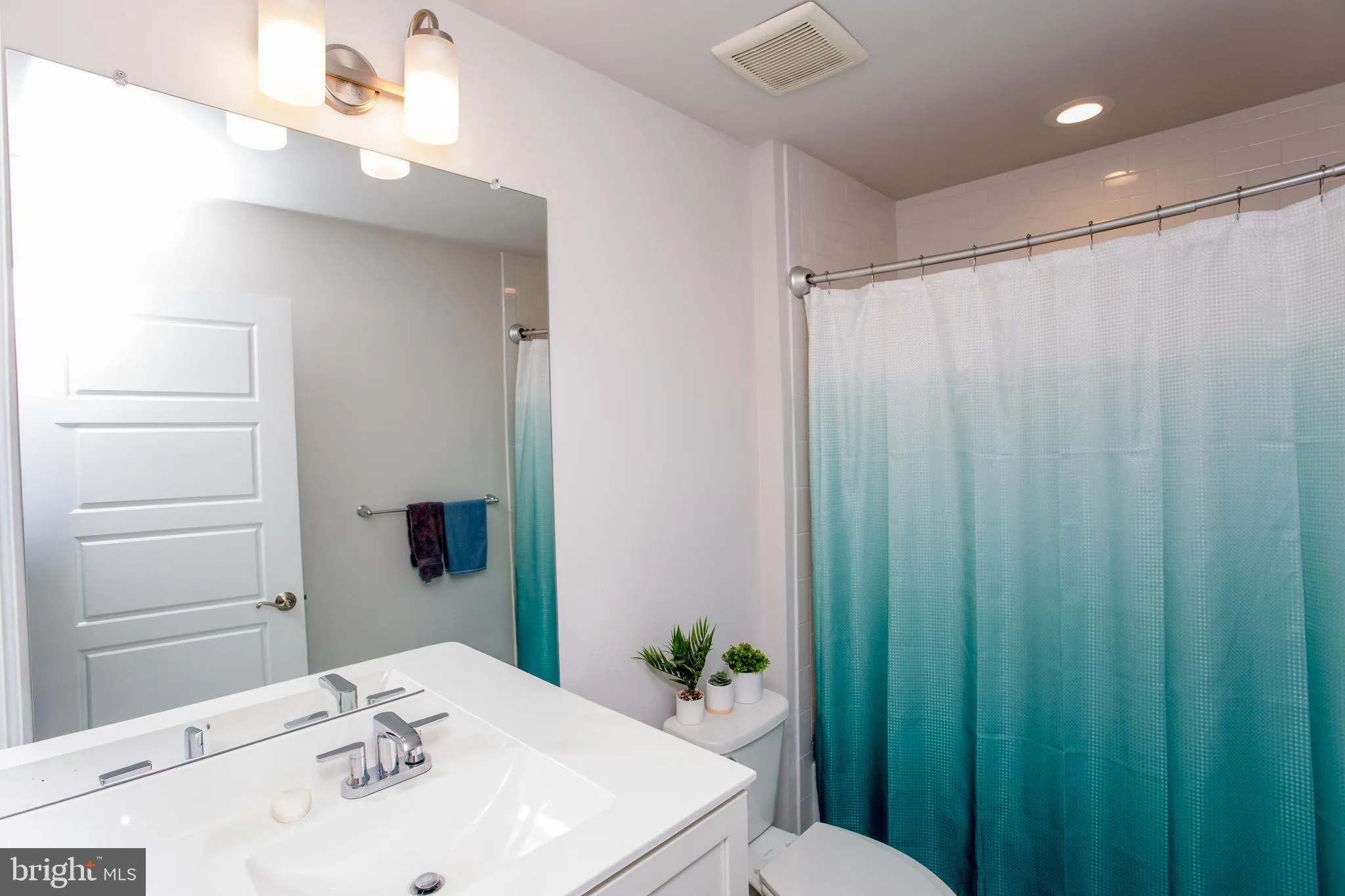 Chalfont, Pennsylvania 18914, United States, 3 Bedrooms Bedrooms, ,4 BathroomsBathrooms,Residential,Active,235498