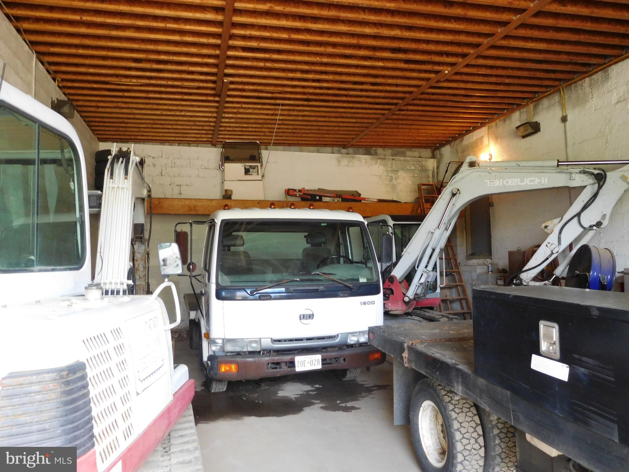 MIDDLE RIVER - Commercial Sale