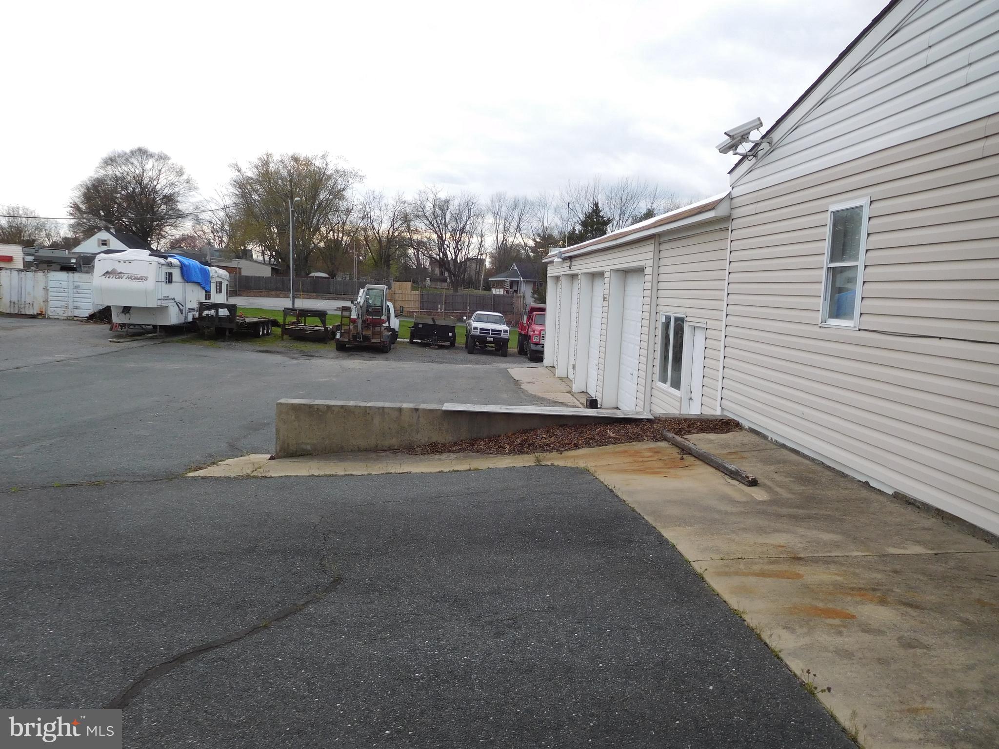 MIDDLE RIVER - Commercial Sale