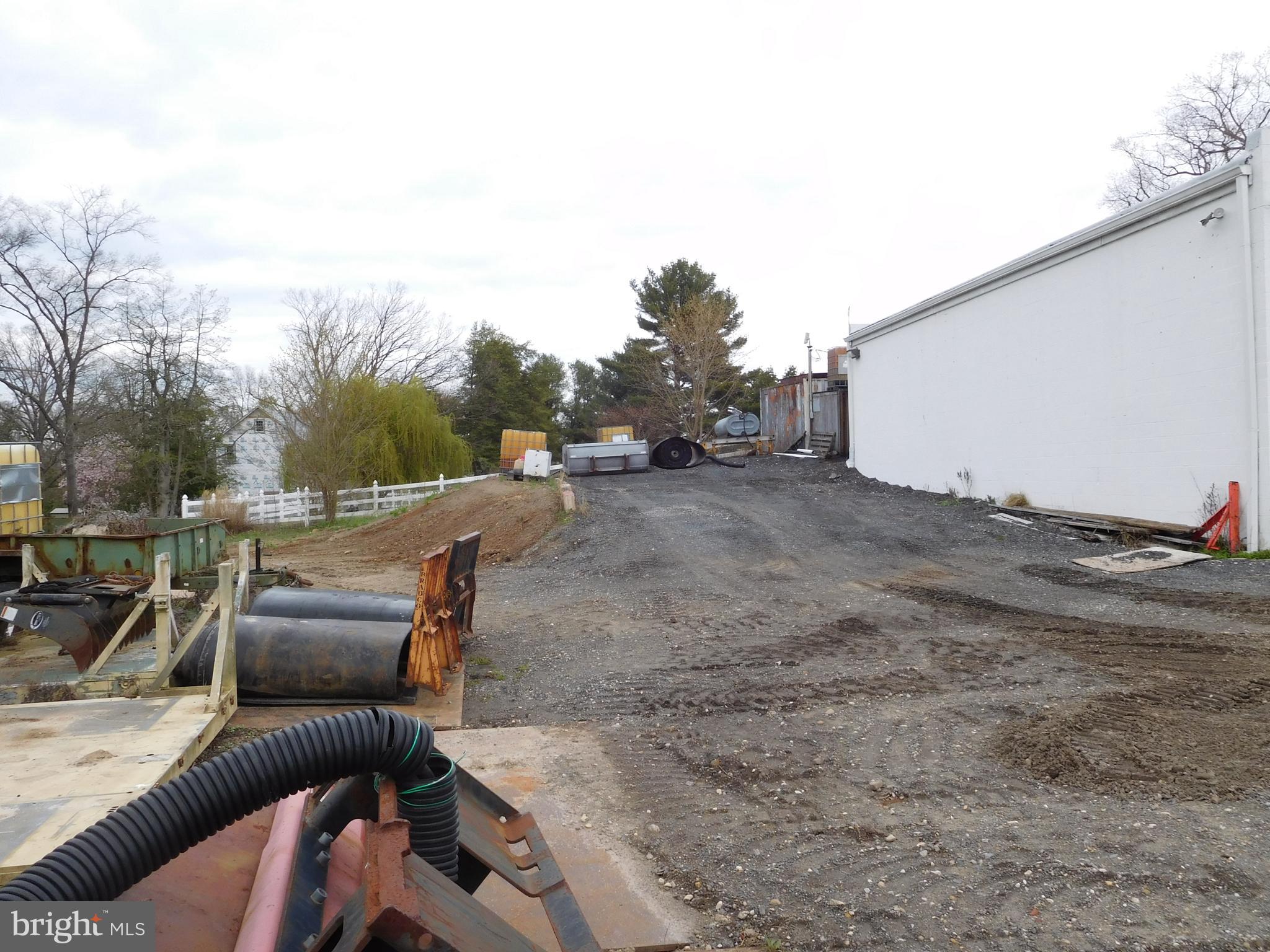 MIDDLE RIVER - Commercial Sale