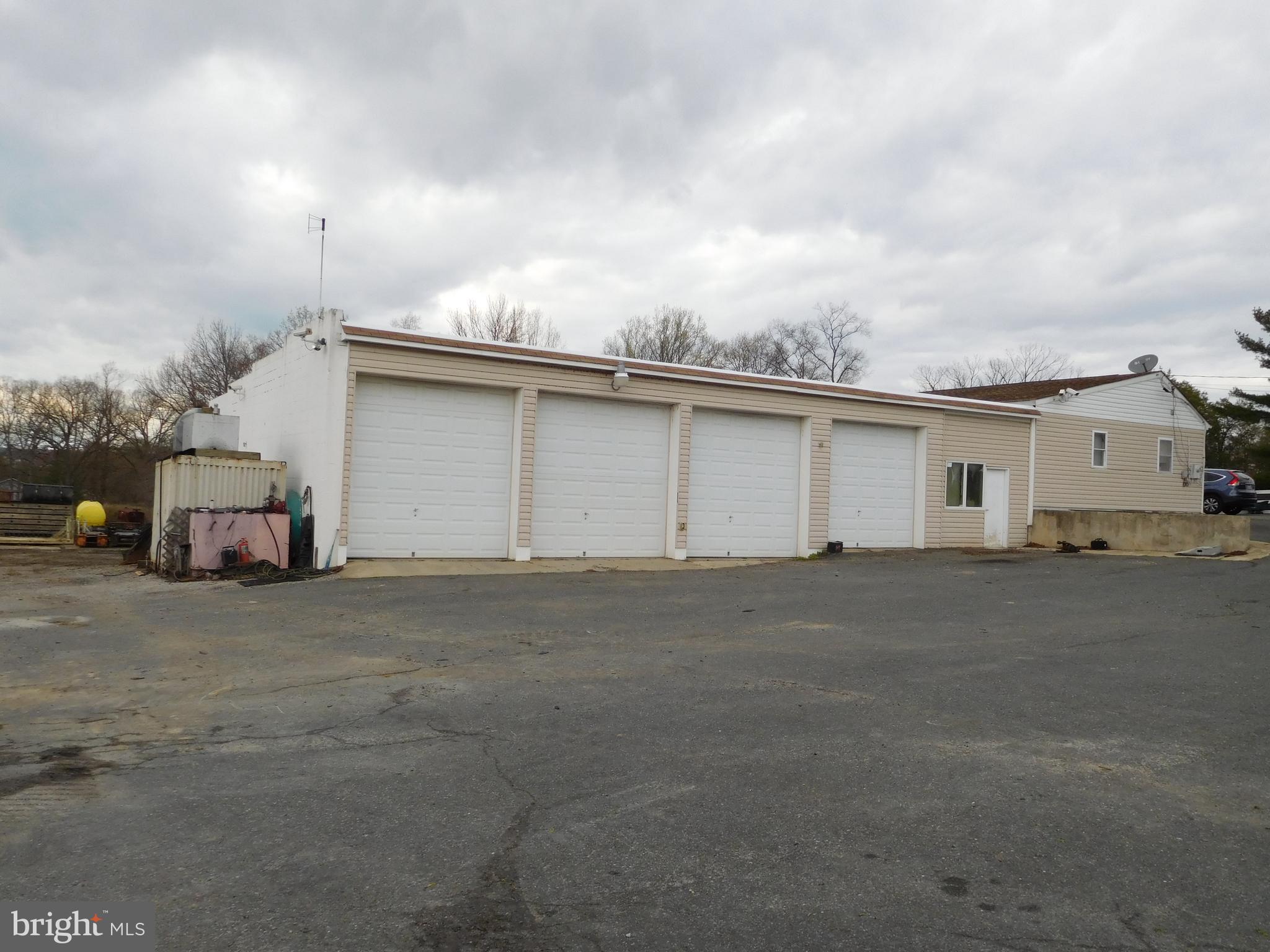 MIDDLE RIVER - Commercial Sale