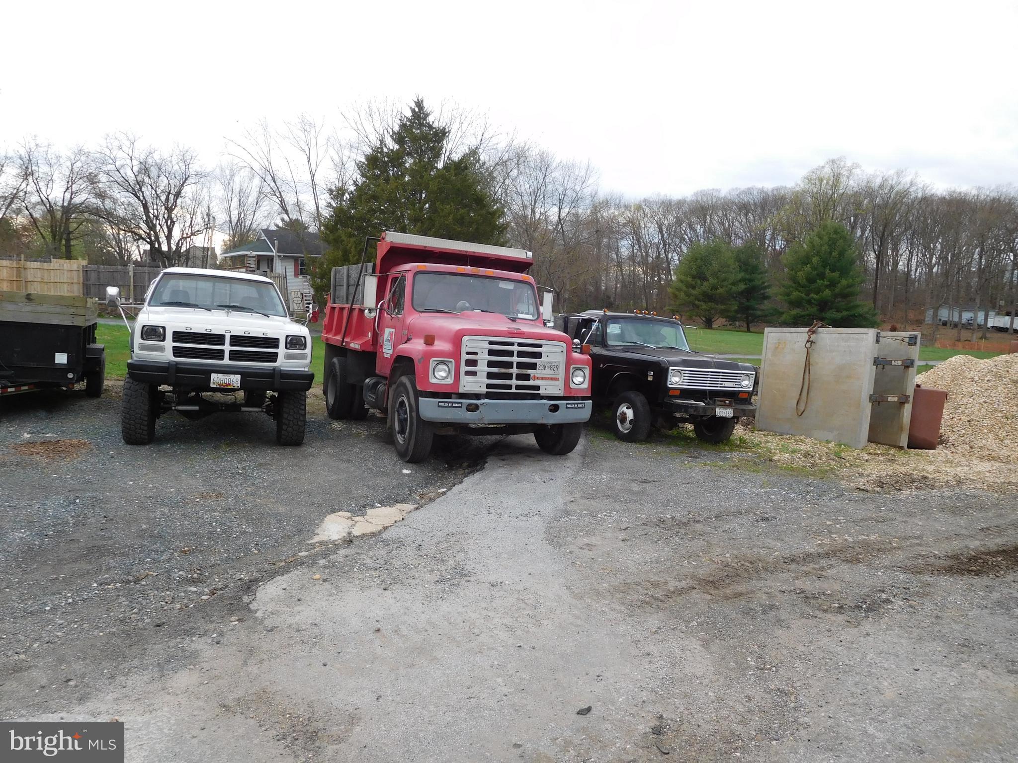 MIDDLE RIVER - Commercial Sale