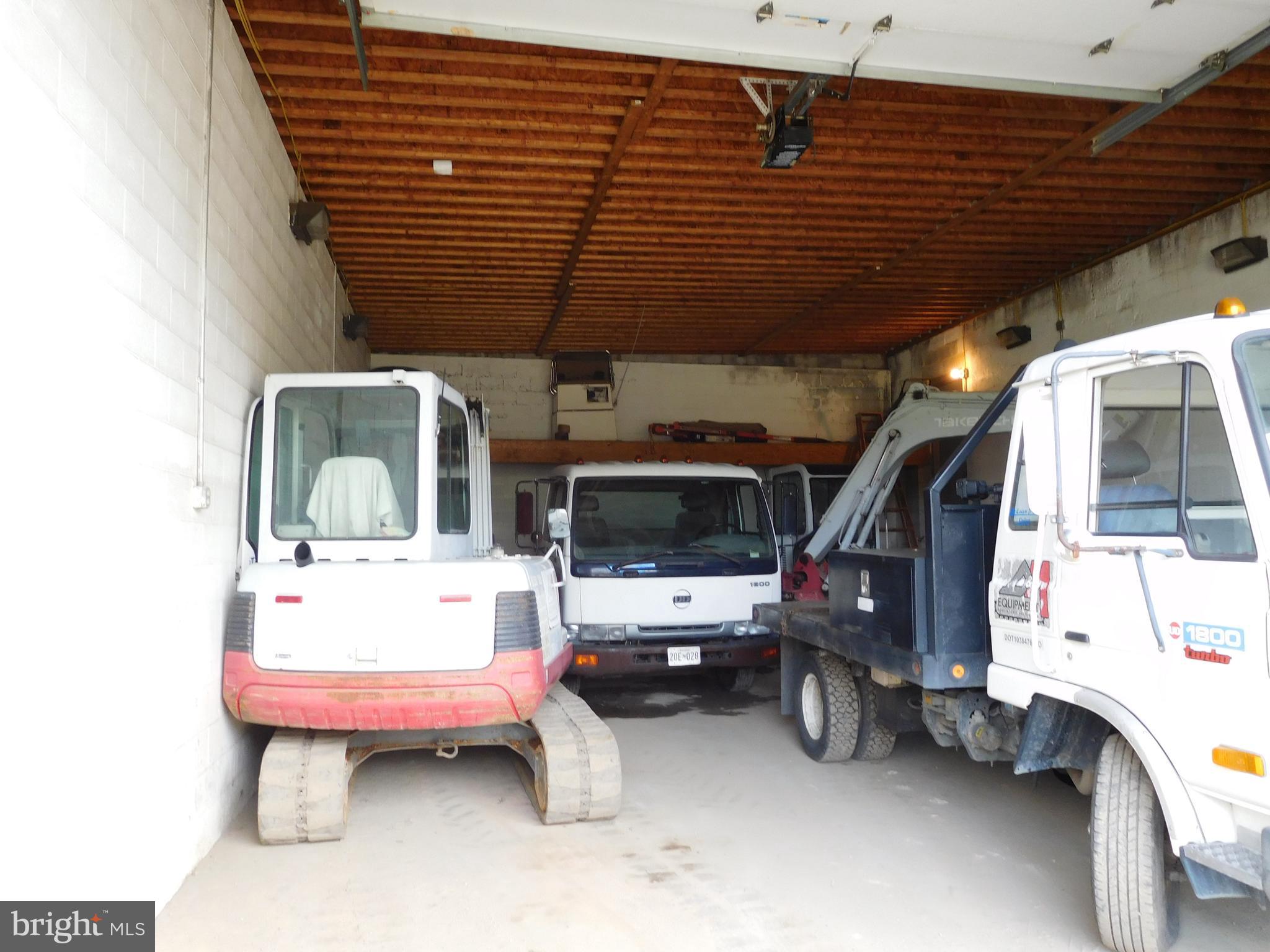 MIDDLE RIVER - Commercial Sale