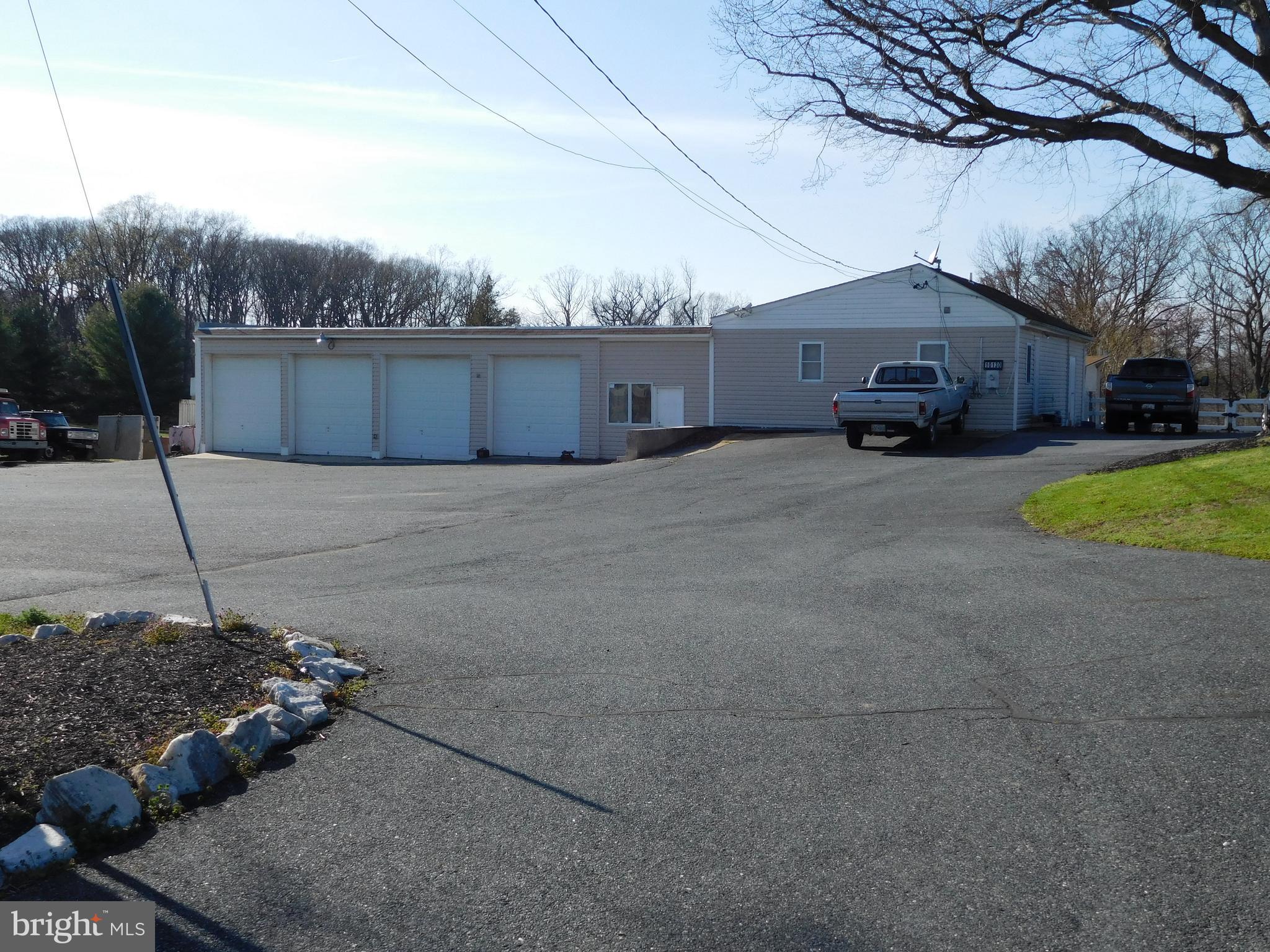 MIDDLE RIVER - Commercial Sale