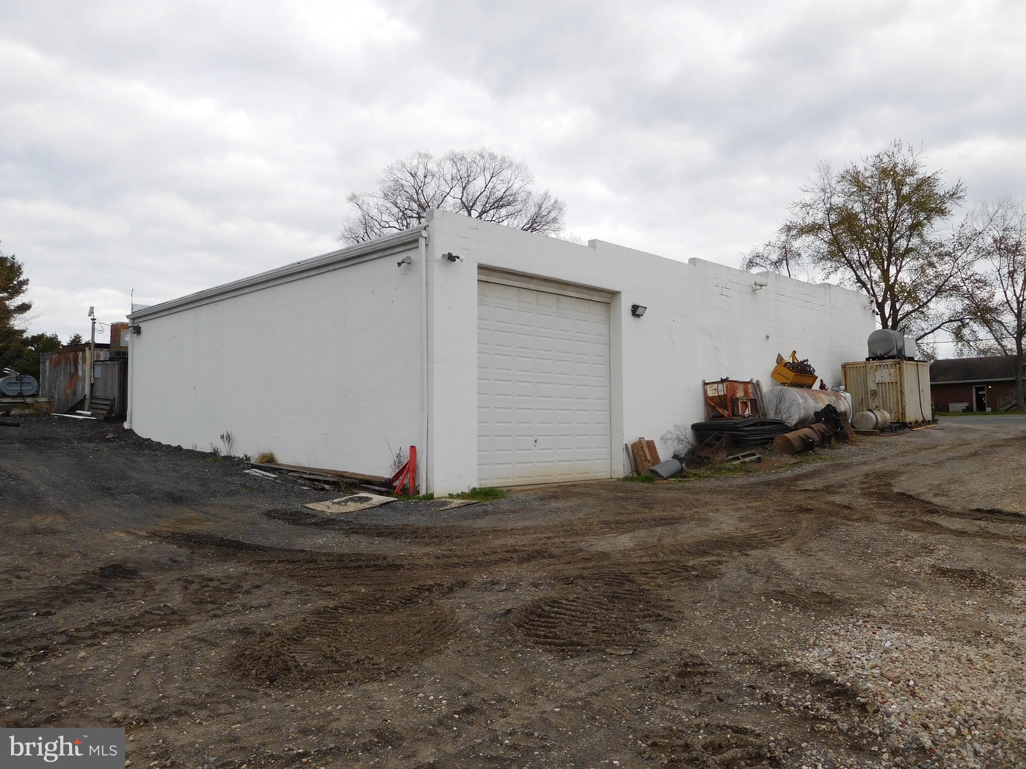 MIDDLE RIVER - Commercial Sale