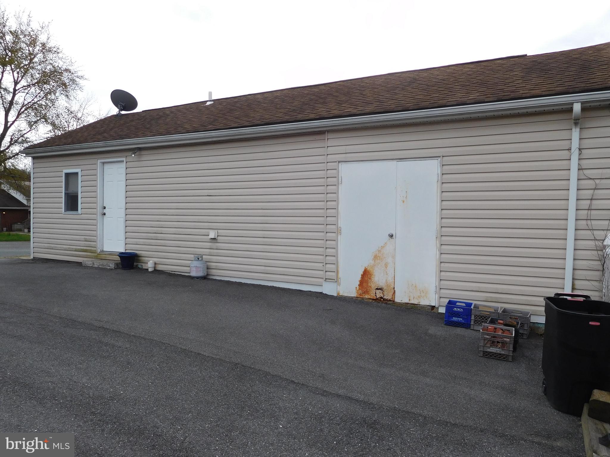 MIDDLE RIVER - Commercial Sale