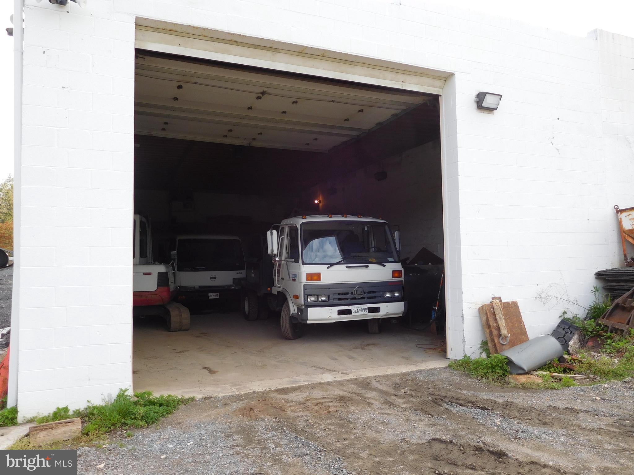 MIDDLE RIVER - Commercial Sale