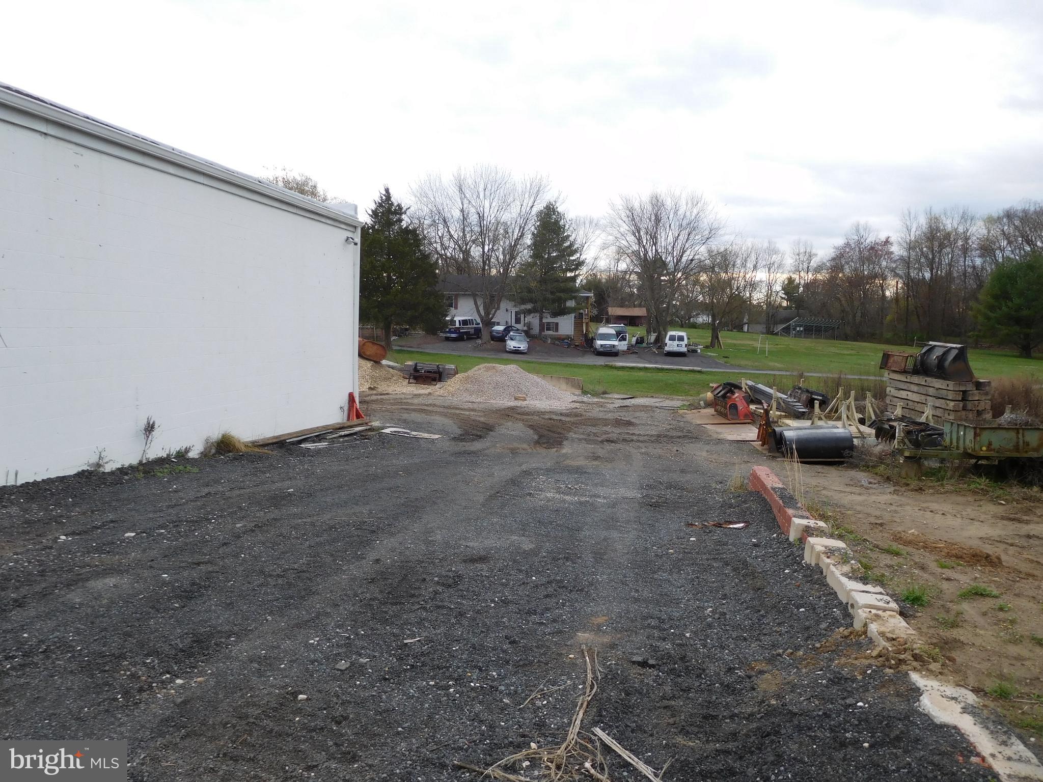 MIDDLE RIVER - Commercial Sale