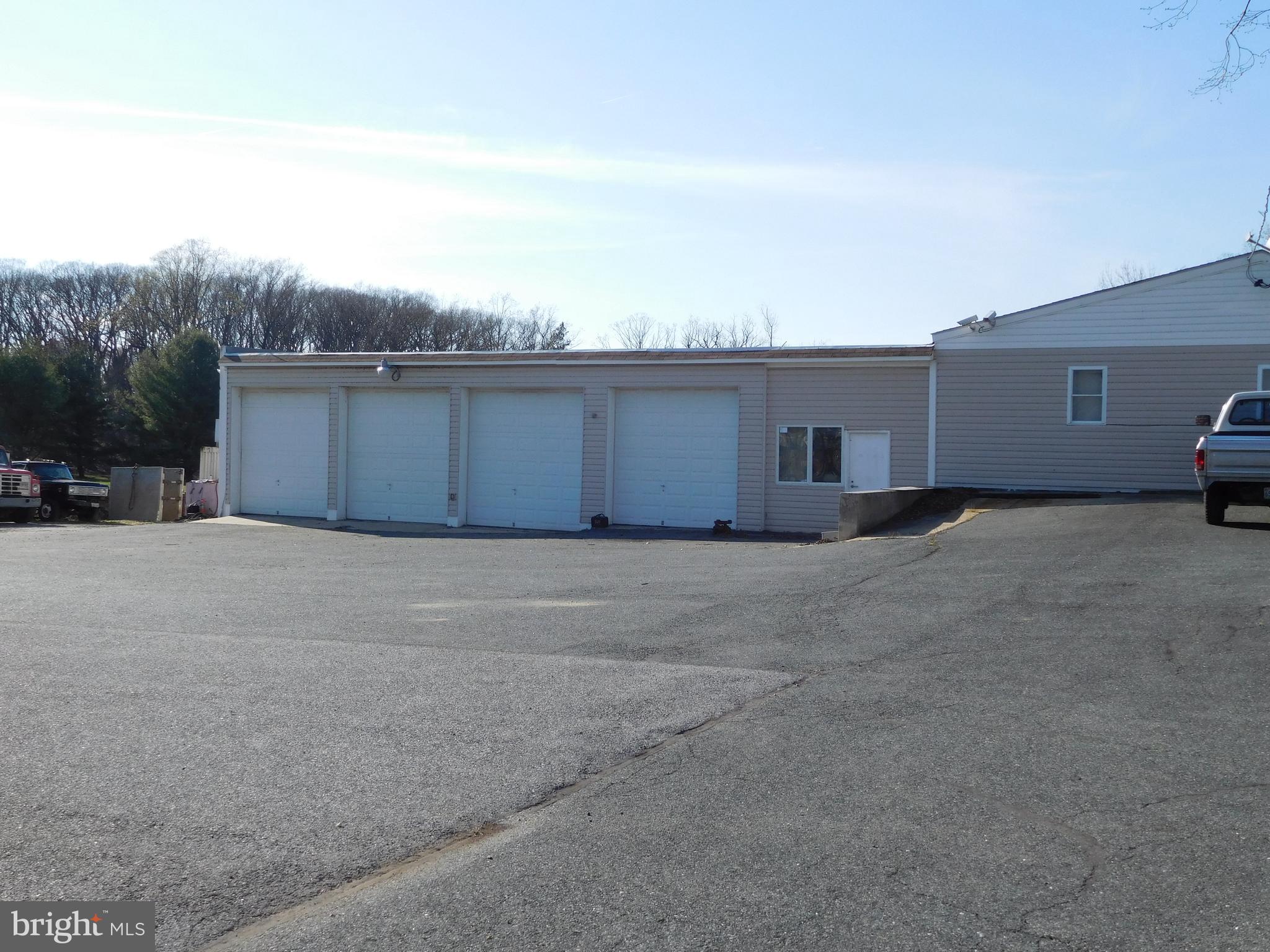 MIDDLE RIVER - Commercial Sale