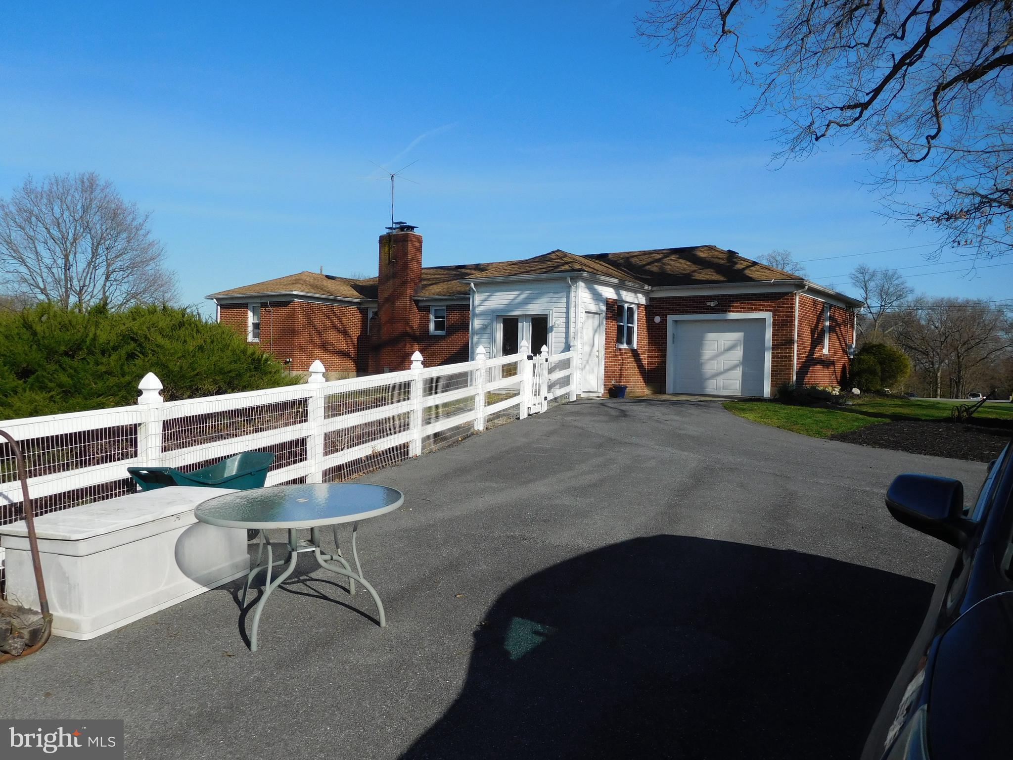 MIDDLE RIVER - Commercial Sale