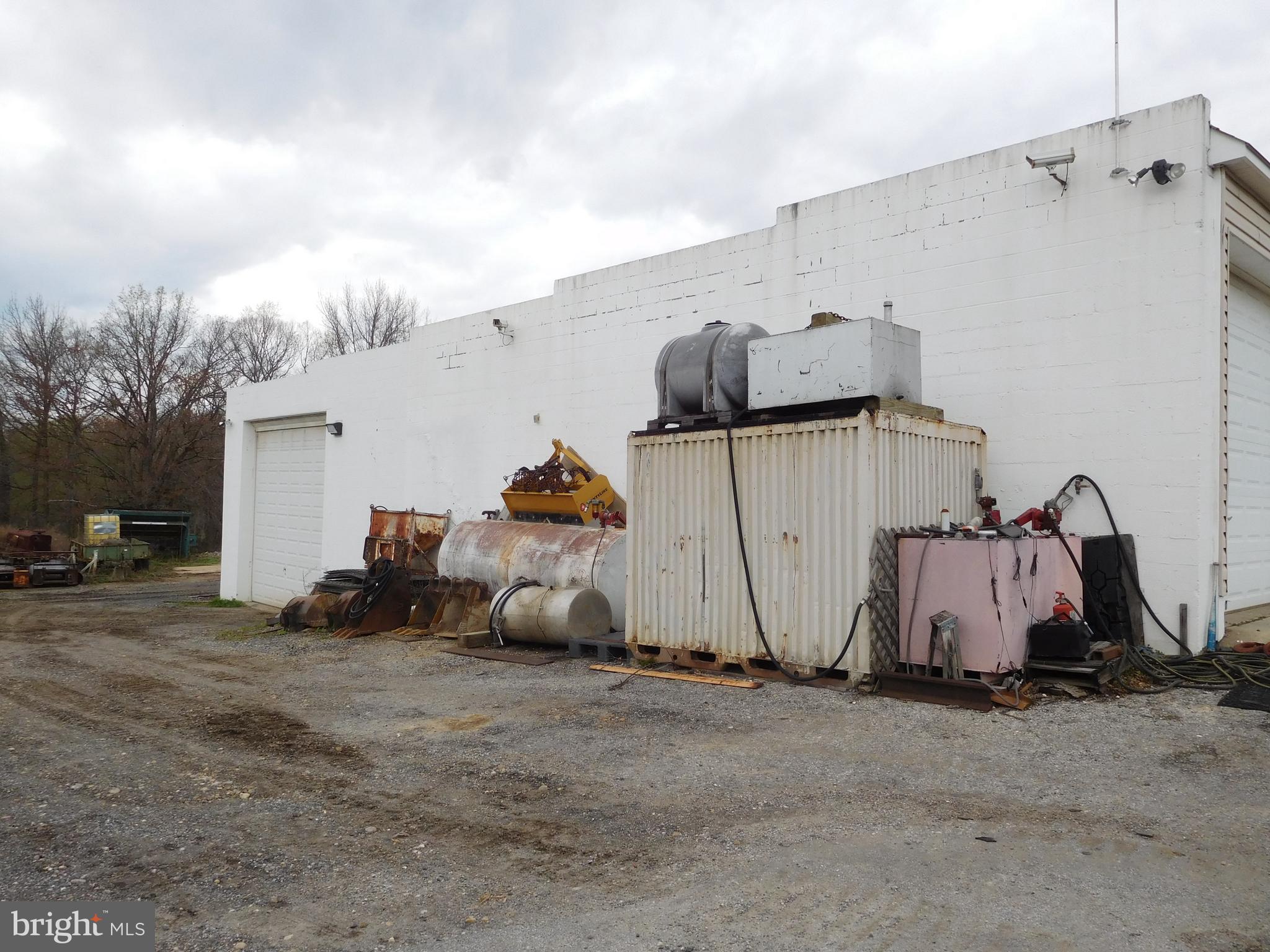 MIDDLE RIVER - Commercial Sale