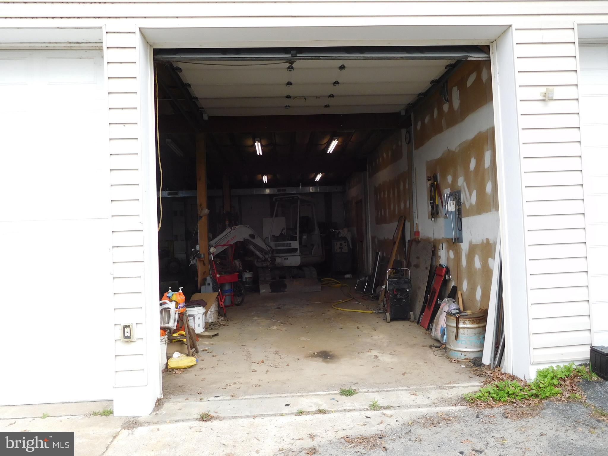 MIDDLE RIVER - Commercial Sale