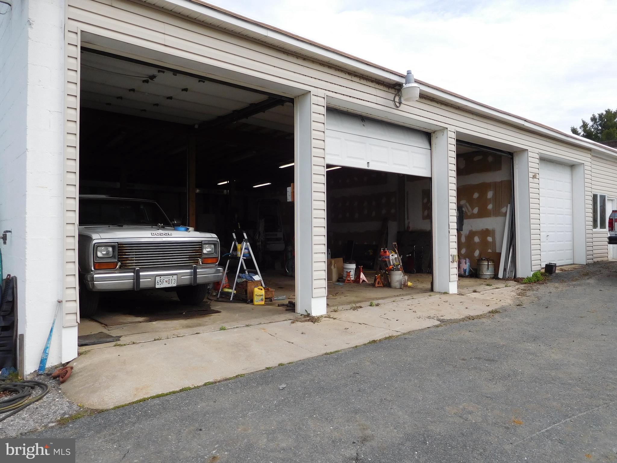 MIDDLE RIVER - Commercial Sale