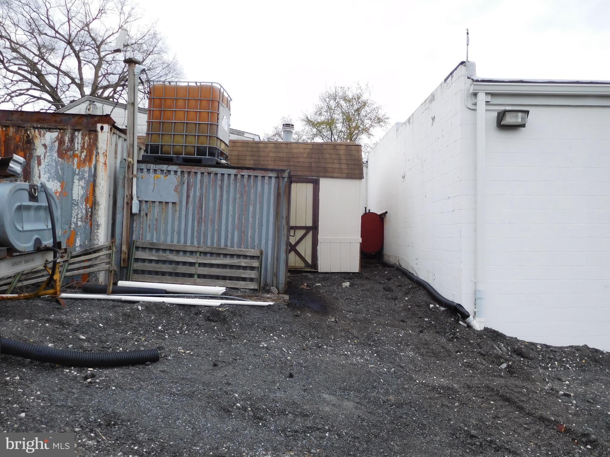 MIDDLE RIVER - Commercial Sale