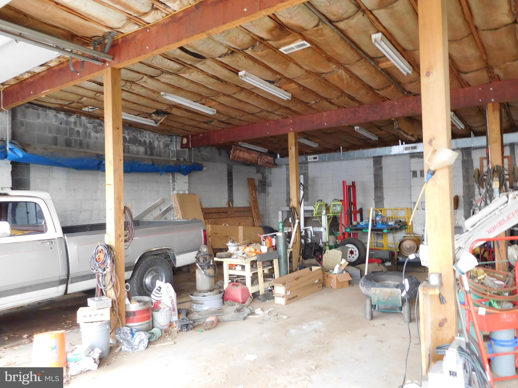 MIDDLE RIVER - Commercial Sale