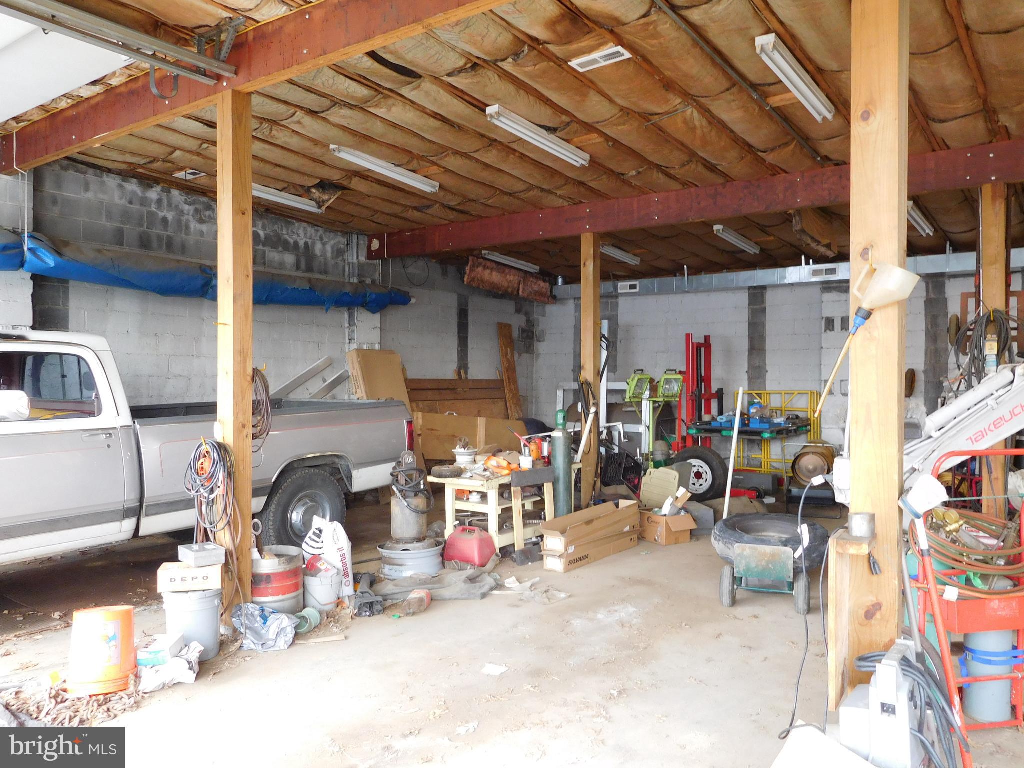 MIDDLE RIVER - Commercial Sale