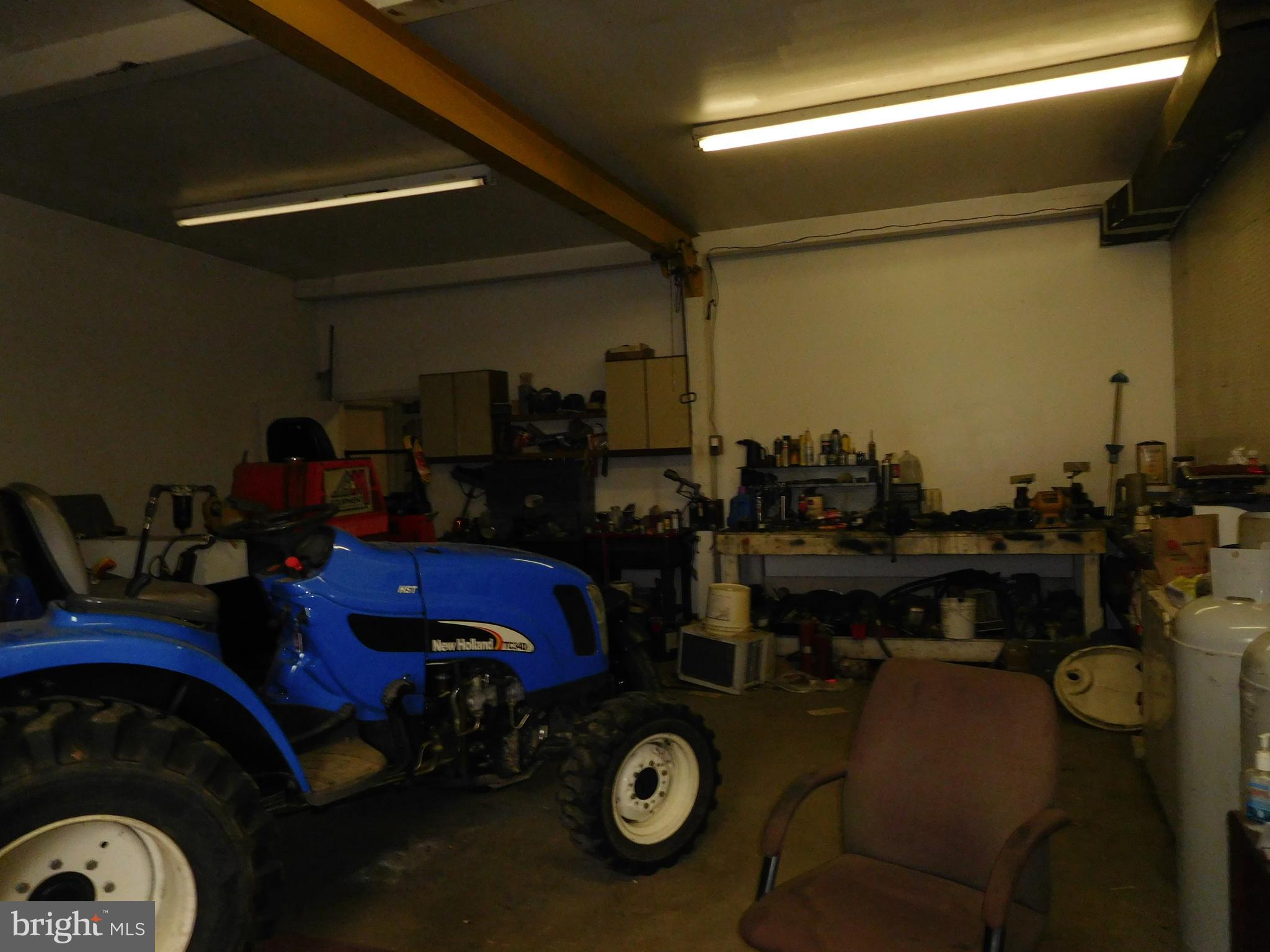 MIDDLE RIVER - Commercial Sale